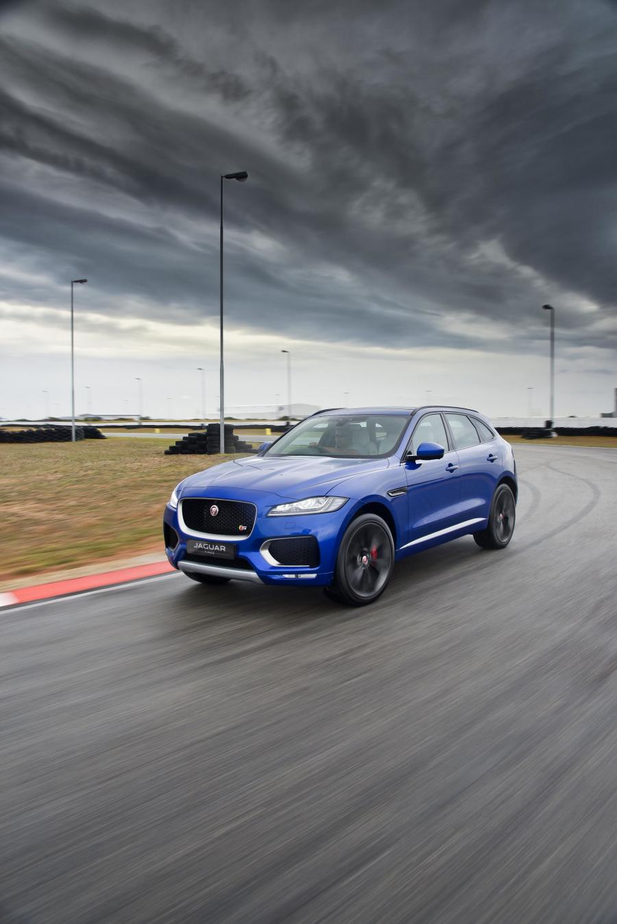  Jaguar F-Pace S 35t AWD 2016 года  (ZA) (фото 13 из 27)